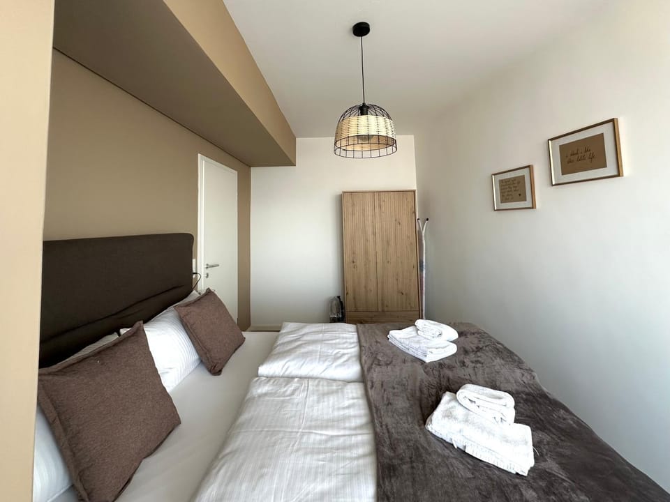 Photo of the whole room, towels, wardrobe