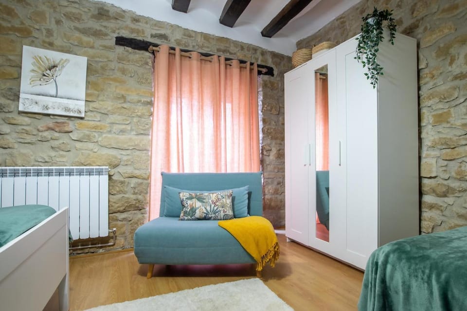 coqueta casa rural con terraza y barbacoa House in La Rioja