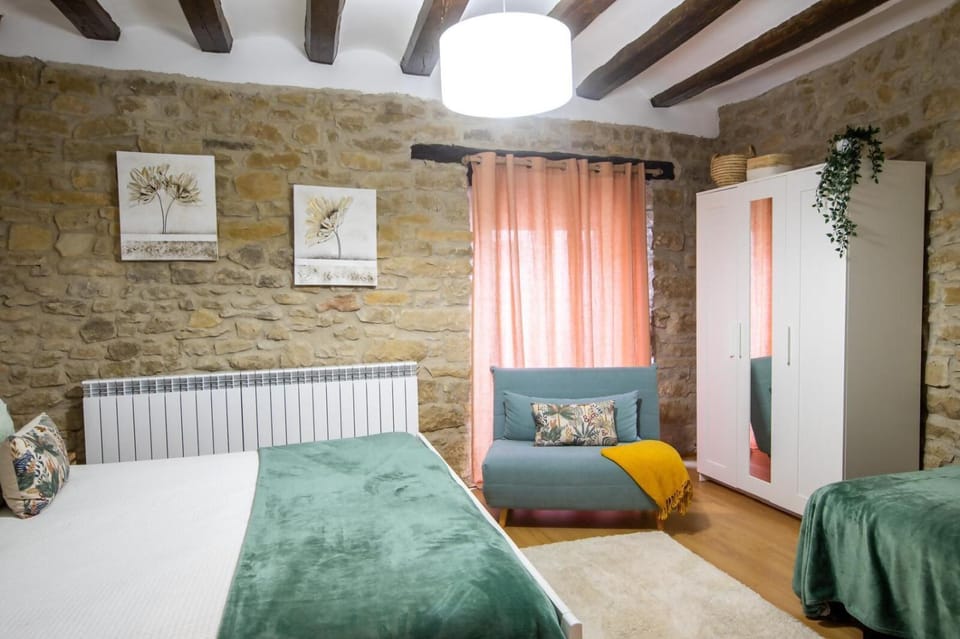 coqueta casa rural con terraza y barbacoa House in La Rioja