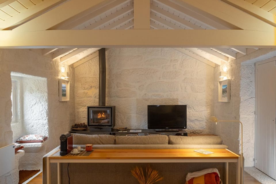 Living room, fireplace, heating