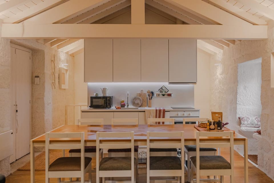 Dining area, dishwasher, heating, oven, stove, toaster, kitchen