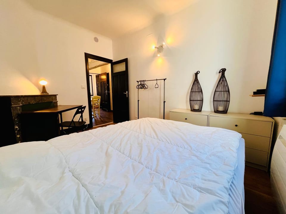 Photo of the whole room, Bedroom