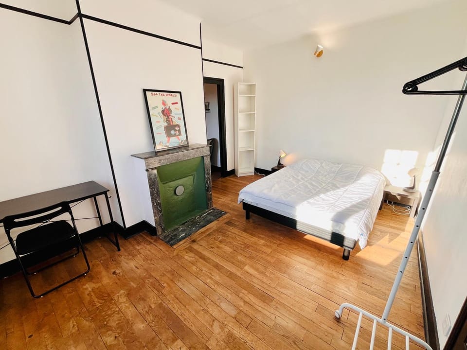 Photo of the whole room, Bedroom