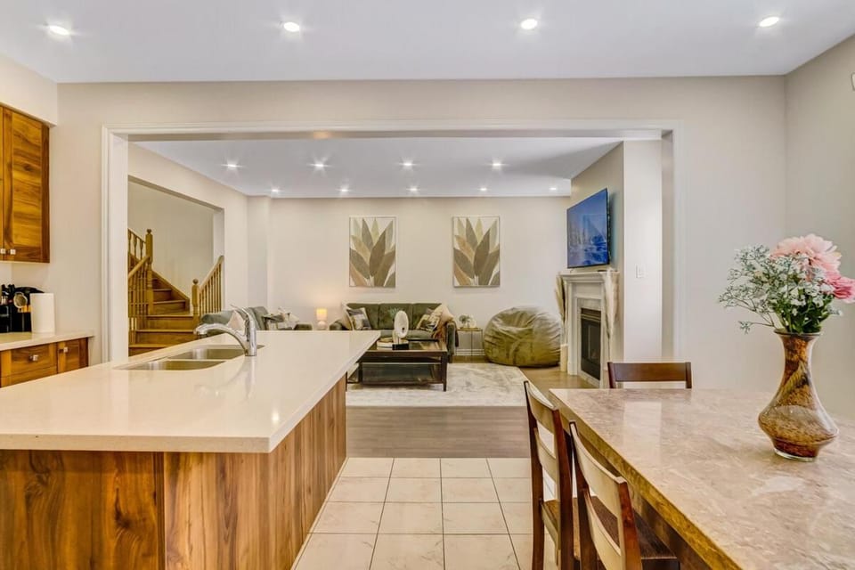 Luxury 5 Star Stay in Brampton Ideal for Groups! House in Halton Hills