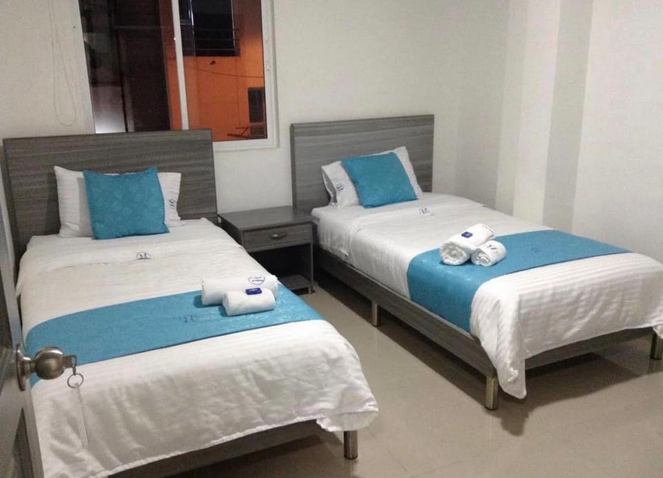 Bed, Bathroom, Photo of the whole room, Bedroom, City view, towels
