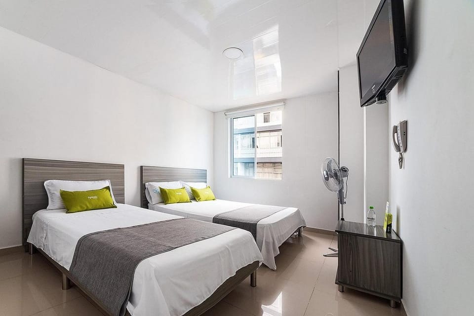 Bed, TV and multimedia, Photo of the whole room, Bedroom, towels