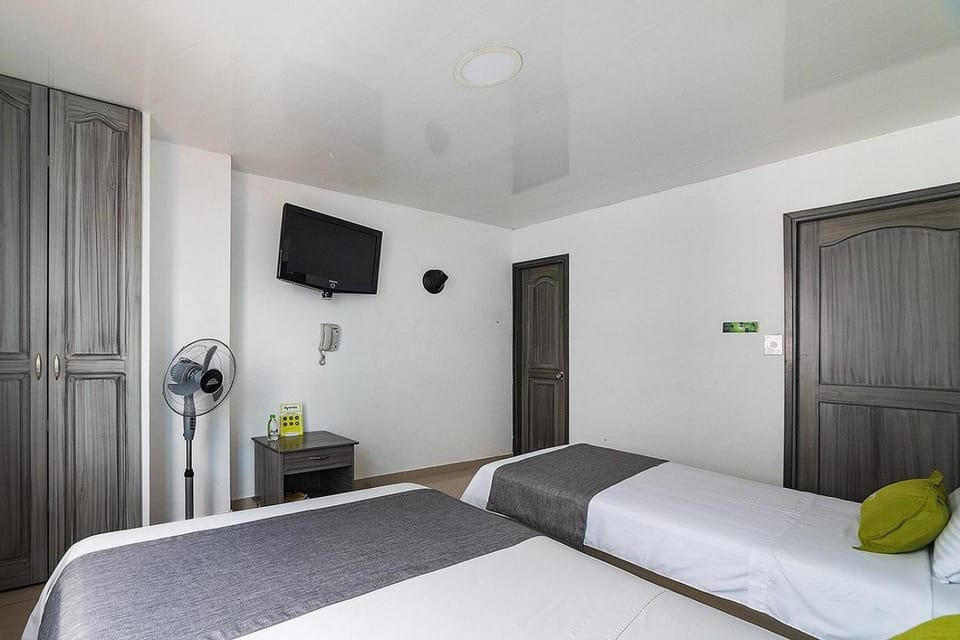 Bed, TV and multimedia, Photo of the whole room, Bedroom, towels