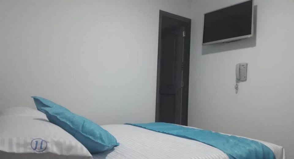 Bed, Bathroom, TV and multimedia, Balcony/Terrace, Photo of the whole room, Bedroom