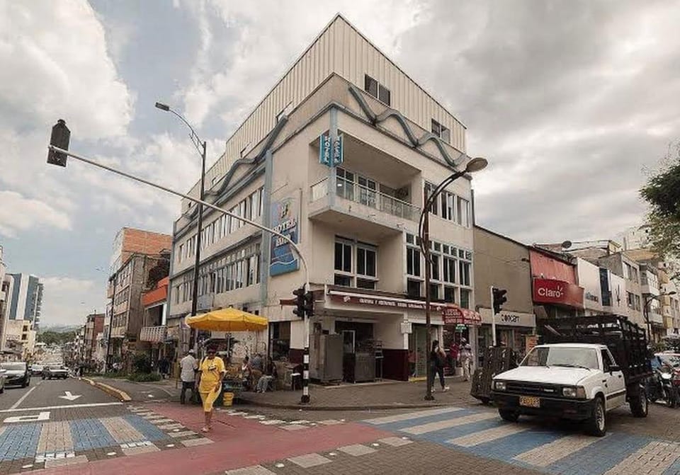Property building, Day, People, Neighbourhood, City view, Street view, Location, group of guests