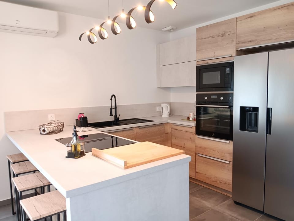 Kitchen or kitchenette, Dining area, dishwasher, oven