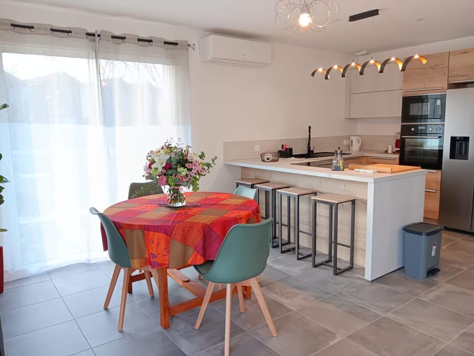 Dining area, kitchen