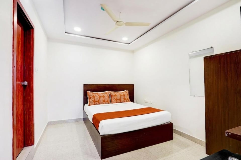 Property building, Bed, Bedroom