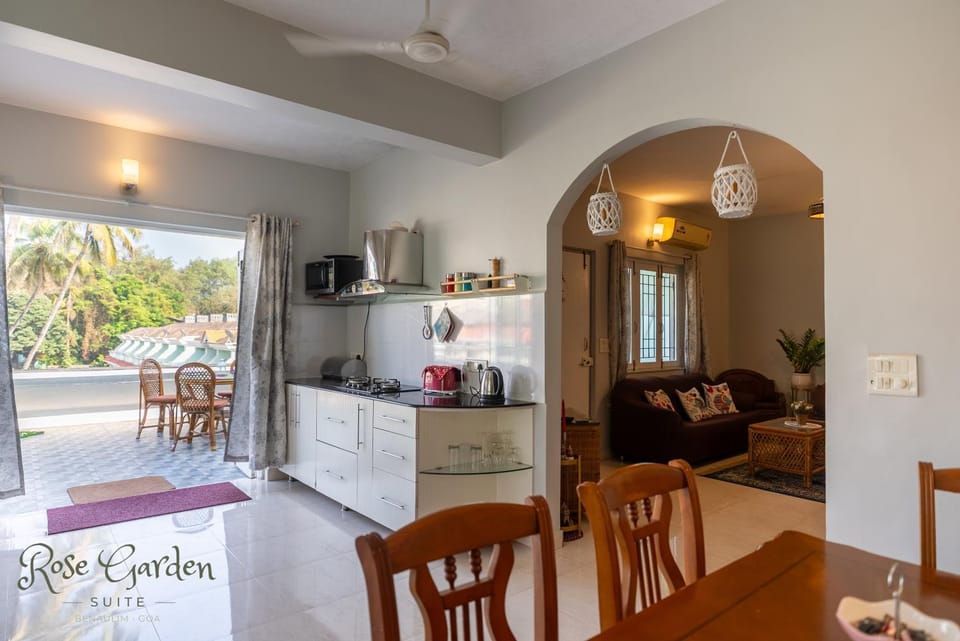 TV and multimedia, Kitchen or kitchenette, Living room, Seating area, Dining area