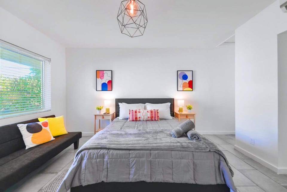 Bed, Seating area