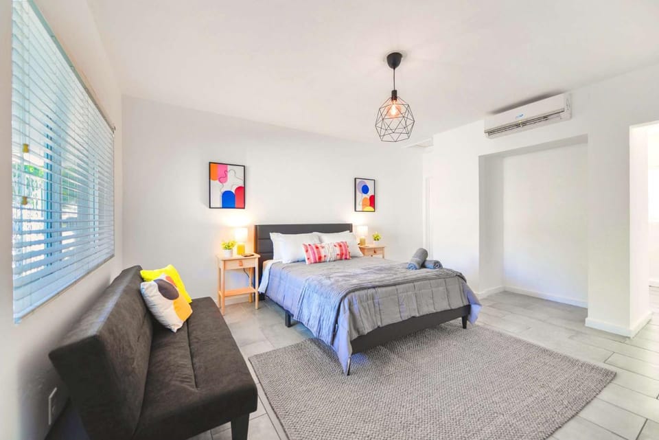 Bed, Seating area