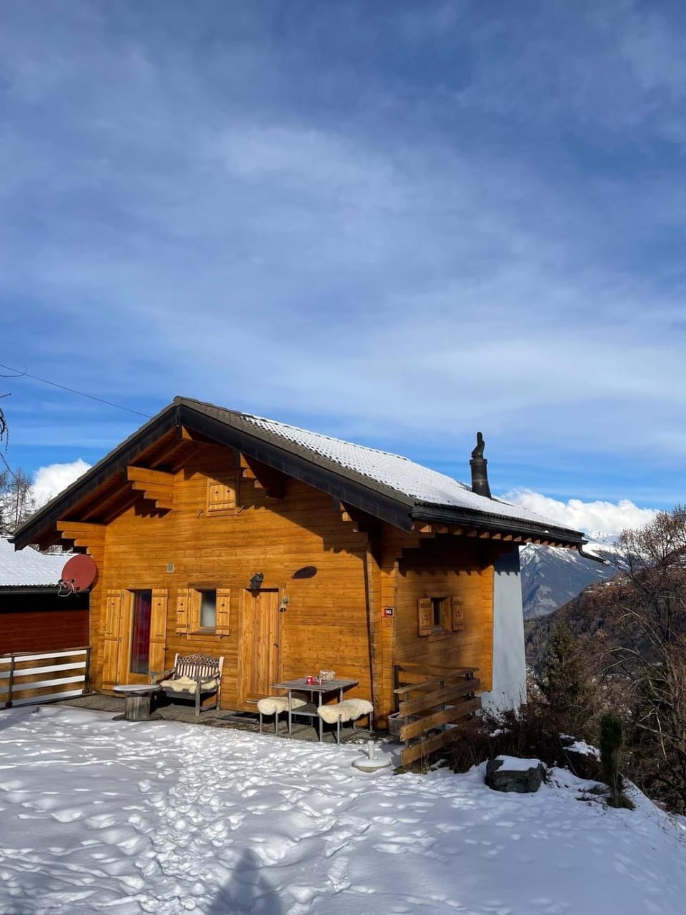 Chalet with stunning views, ideally located, deer nearby, ideal for families, not suitable for groups Chalet in Riddes