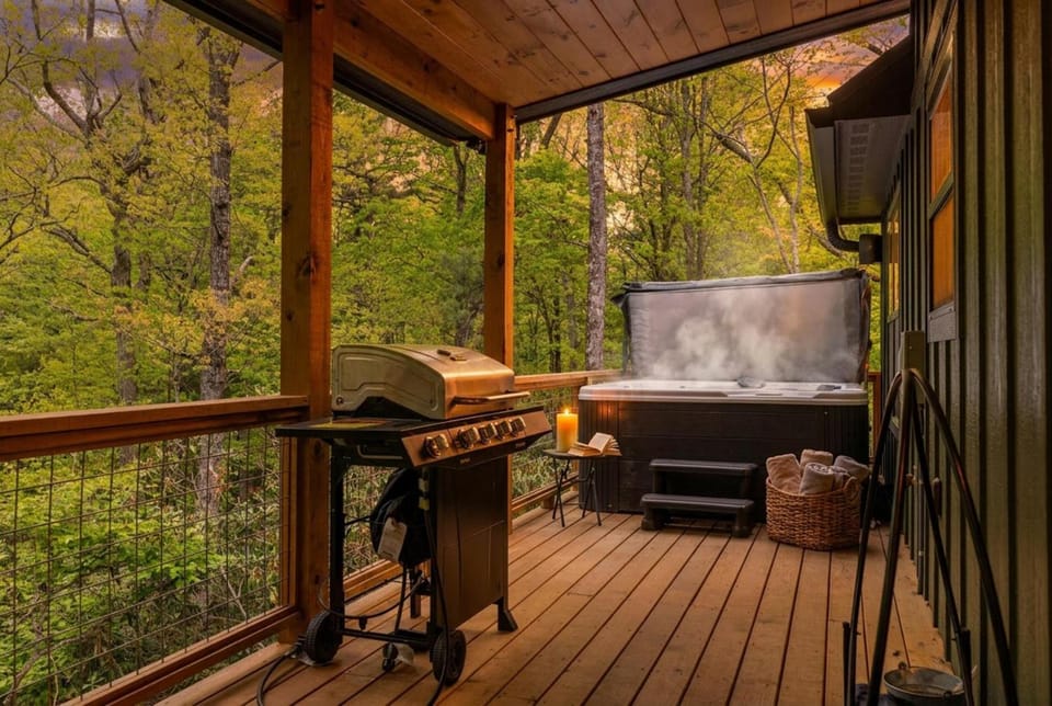 Pinecone Pass! Hot Tub-Sleeps10 - 5mins to App State House in Watauga