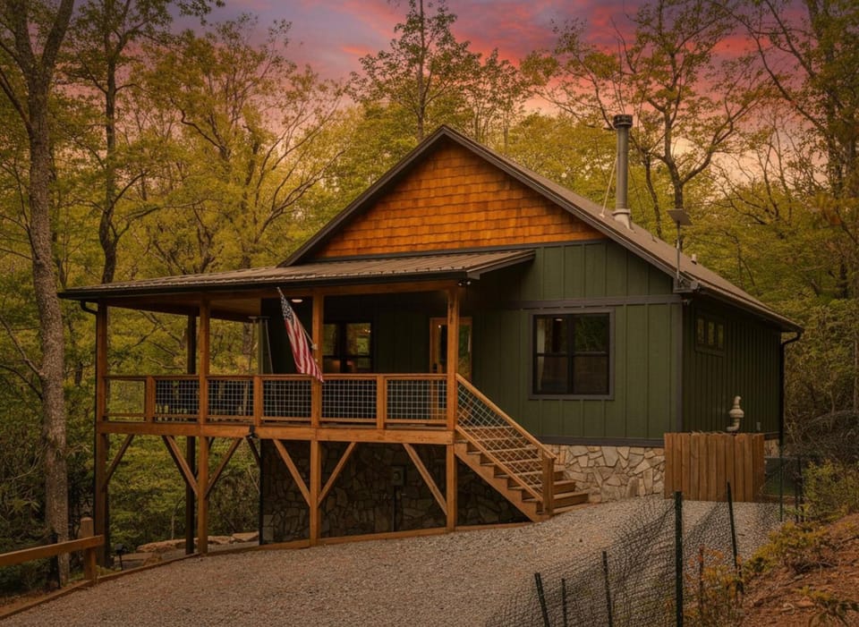 Pinecone Pass! Hot Tub-Sleeps10 - 5mins to App State House in Watauga