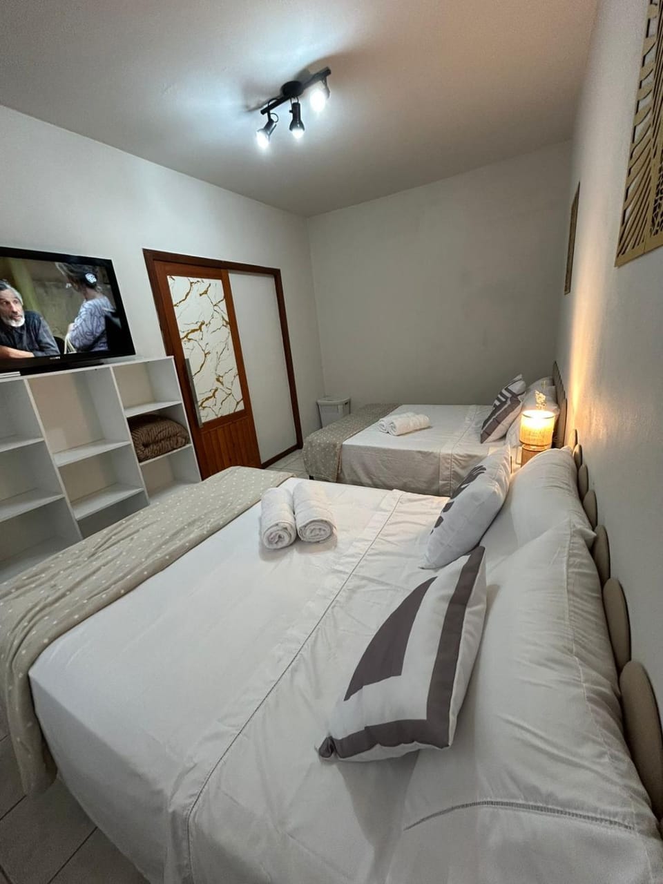 Bed, TV and multimedia, Bedroom