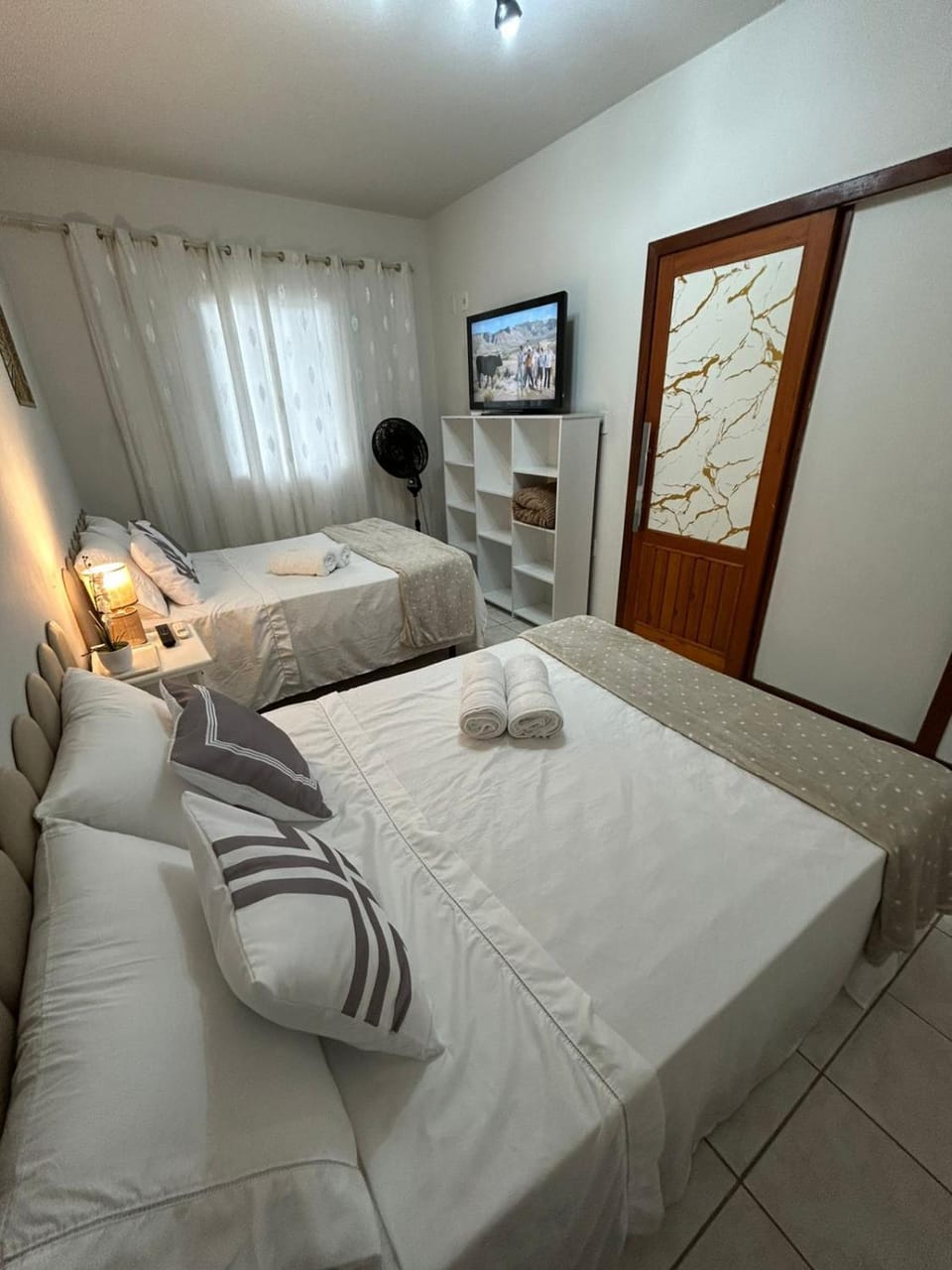 Bed, TV and multimedia, Photo of the whole room, Bedroom, towels