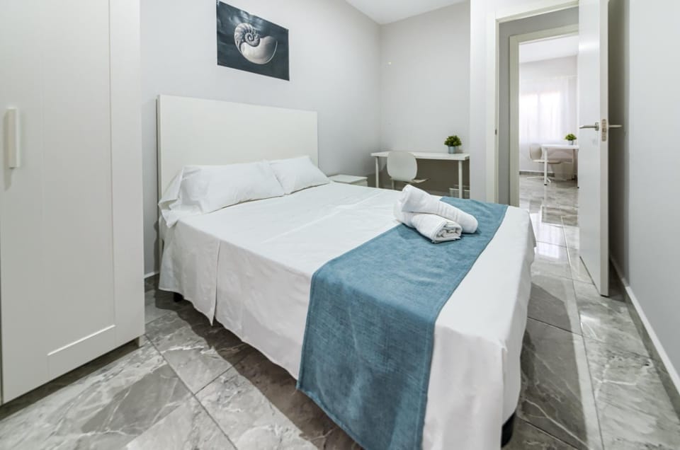 Bed, Photo of the whole room, Bedroom, towels