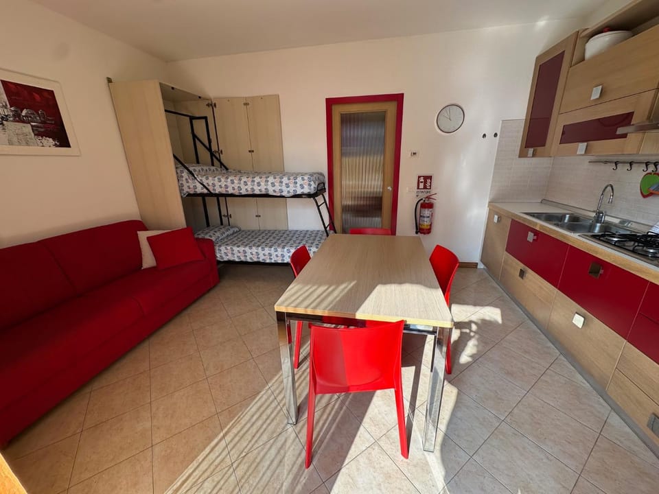 Bed, Kitchen or kitchenette, Dining area, stove