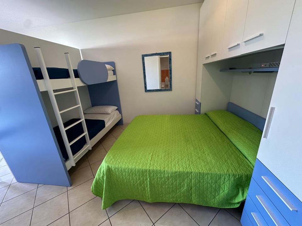 Bedroom, bunk bed