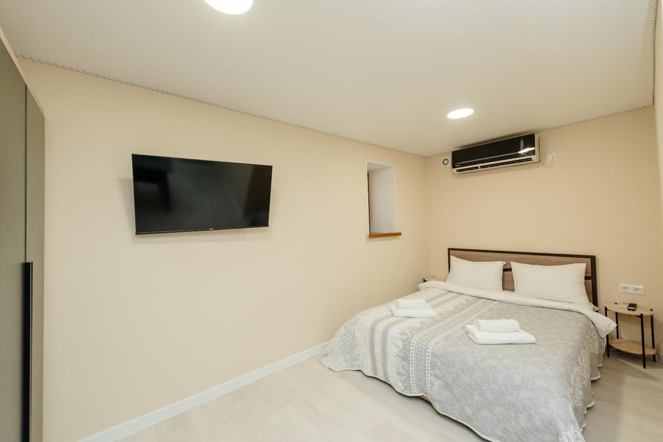 Bed, TV and multimedia, Bedroom, wardrobe, air conditioner