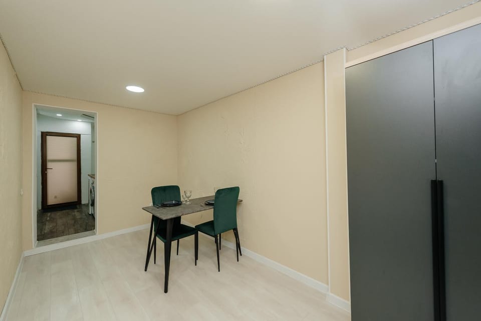 Photo of the whole room, Dining area, wardrobe
