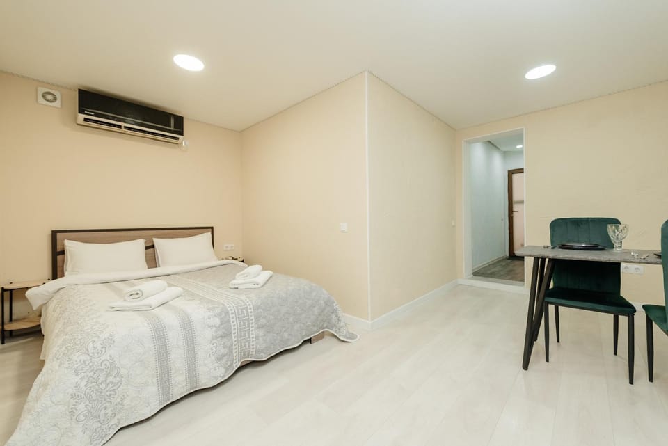 Bed, Photo of the whole room, Dining area, Bedroom, air conditioner