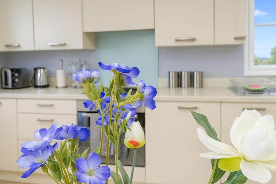 Free Parking and Garden 3 Bedroom Sleeps 8 guests House in Nottingham