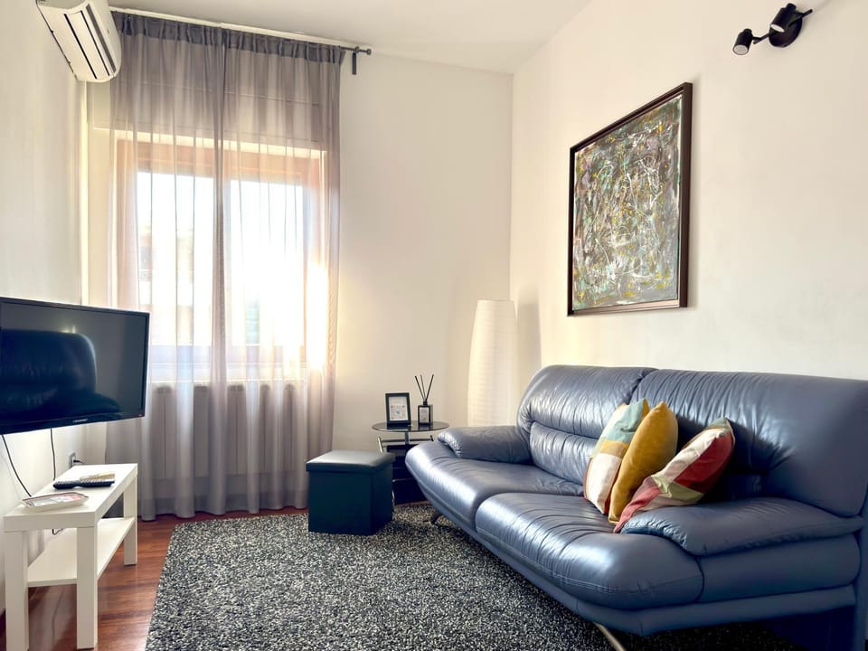 TV and multimedia, Living room, Seating area, air conditioner