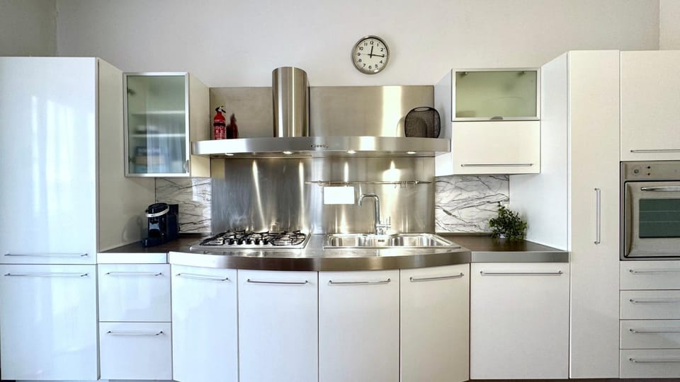 Coffee/tea facilities, dishwasher, oven, kitchen, air conditioner