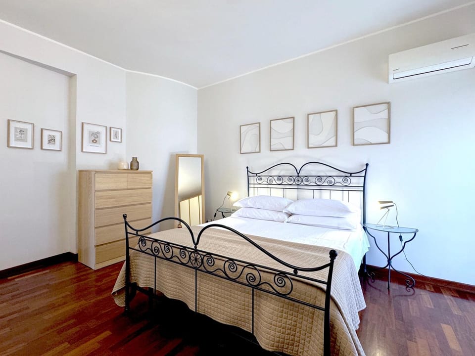Bed, Photo of the whole room, Bedroom, air conditioner
