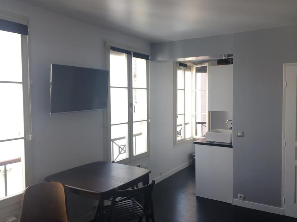 Lovely studio in Ste-Marthe village Apartment in Paris