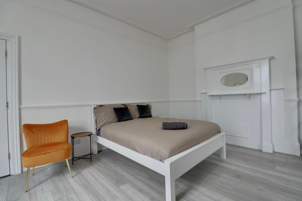 Photo of the whole room, Bedroom