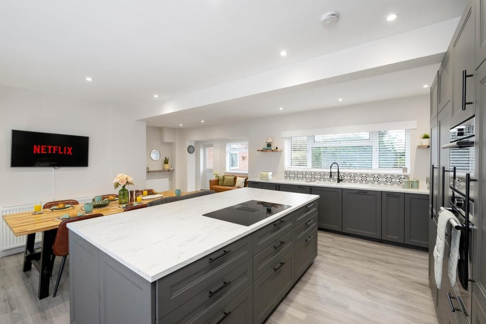 TV and multimedia, Kitchen or kitchenette, Seating area, Dining area, oven, stove