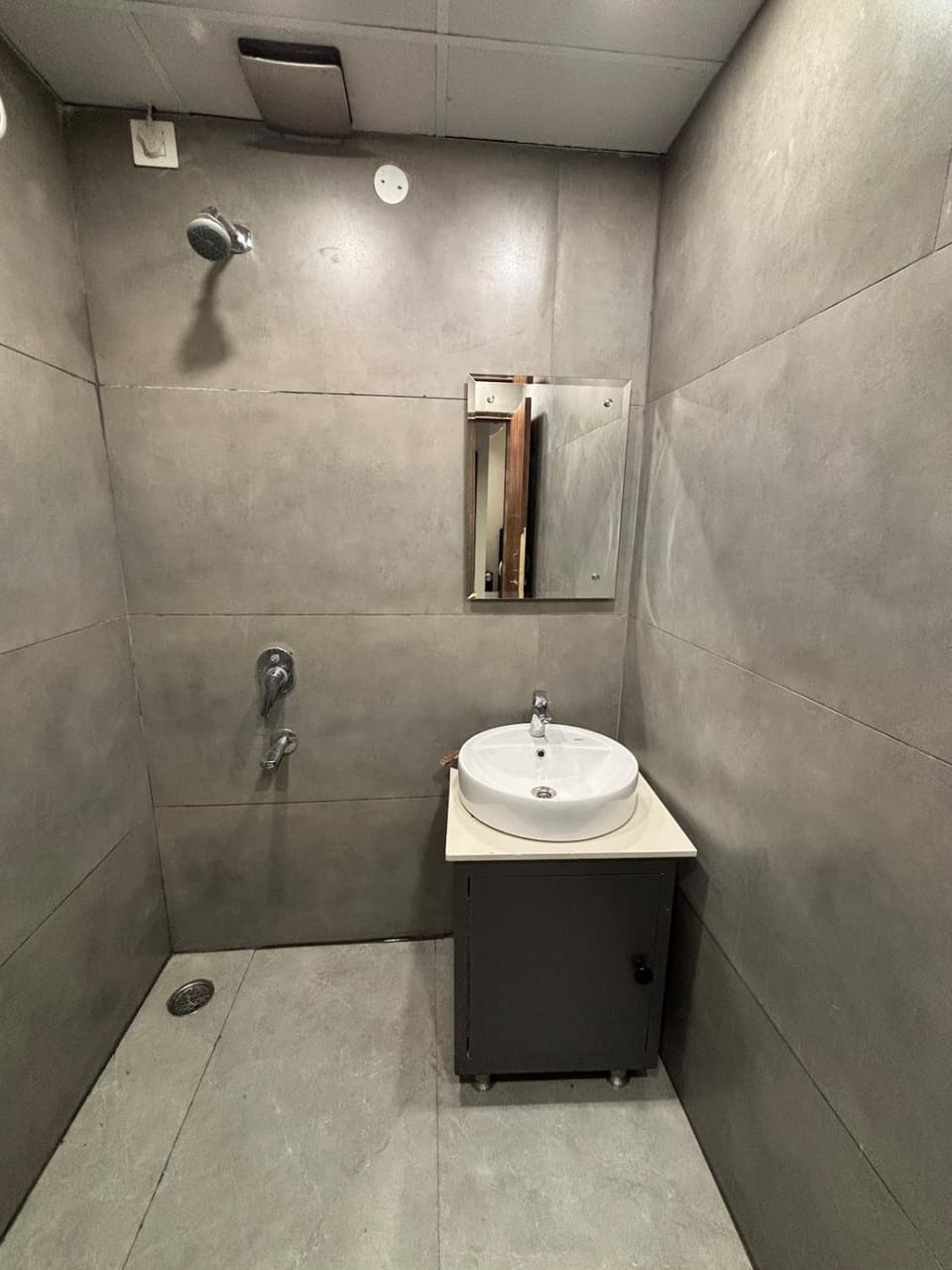 Modern Cozy Studio with King Bed & Kitchenette Apartment in Punjab, India