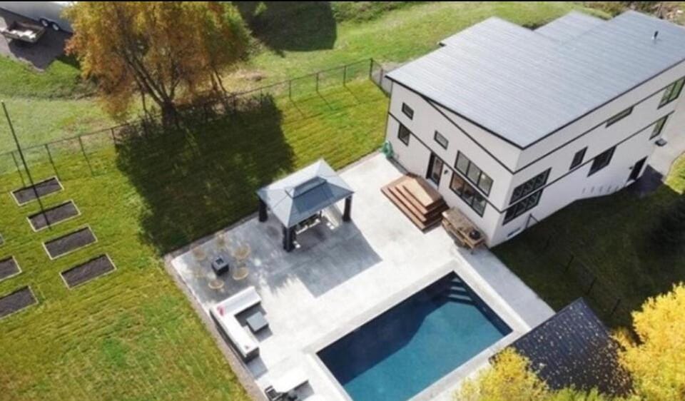Luxury East Coast Retreat - Outdoor Pool House in Dieppe