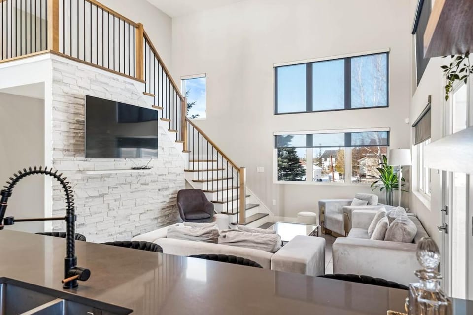 Luxury East Coast Retreat - Outdoor Pool House in Dieppe