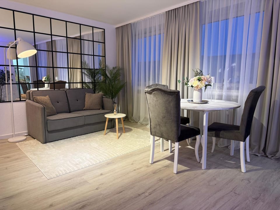 Seating area, Dining area