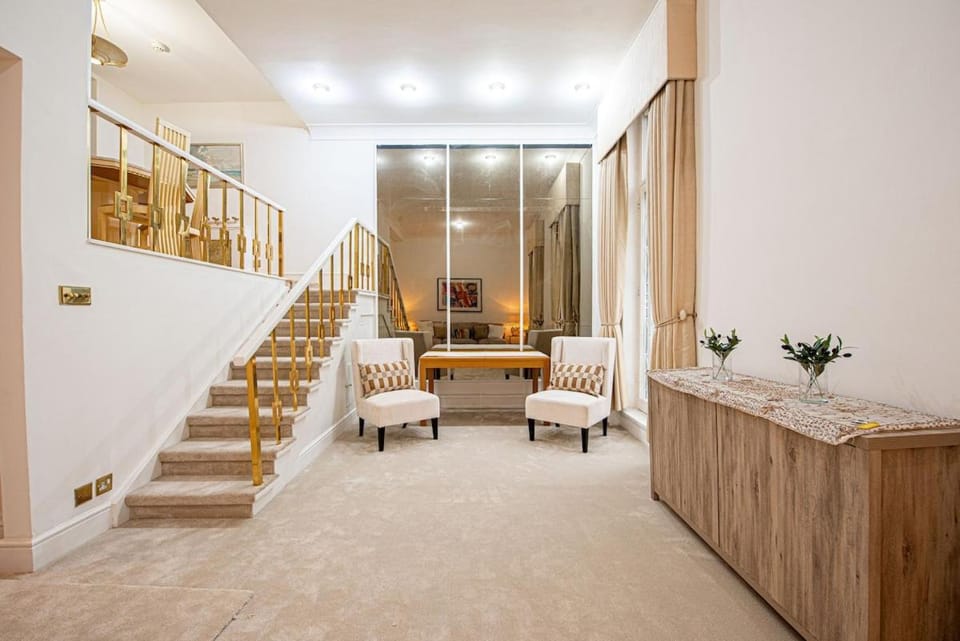 Spacious Stylish Flat near Hyde Park & Paddington Apartment in City of Westminster