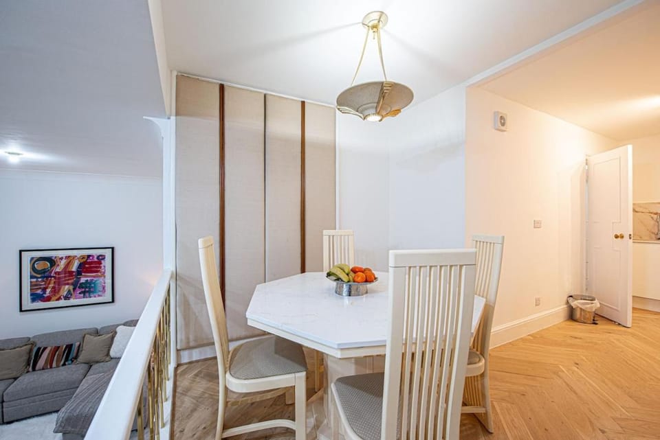 Spacious Stylish Flat near Hyde Park & Paddington Apartment in City of Westminster