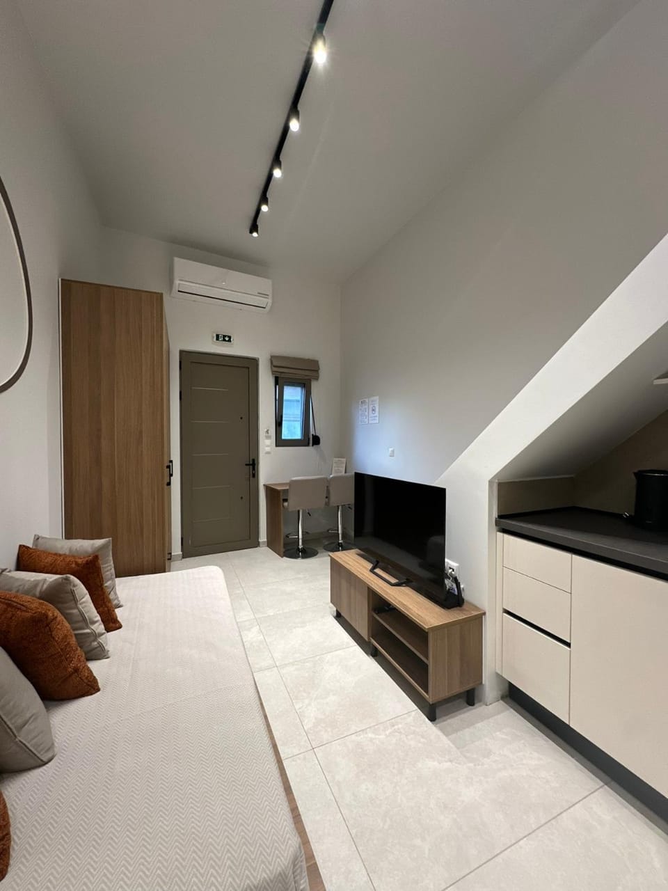 Communal lounge/ TV room, Bed, TV and multimedia, Living room, Photo of the whole room, Seating area, Evening entertainment, Bedroom, wardrobe