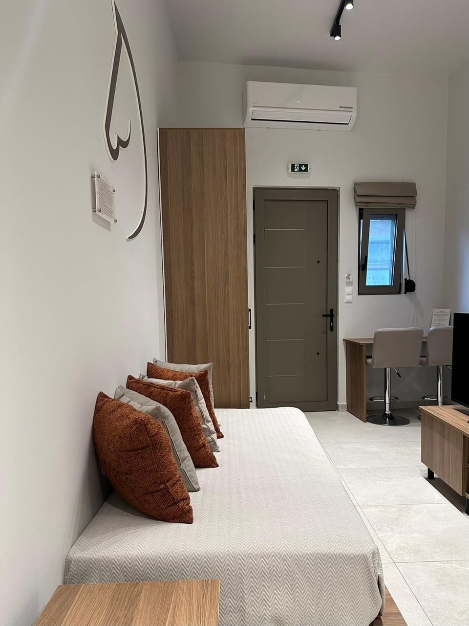 Bed, TV and multimedia, Living room, Photo of the whole room, Seating area, Bedroom, towels, air conditioner