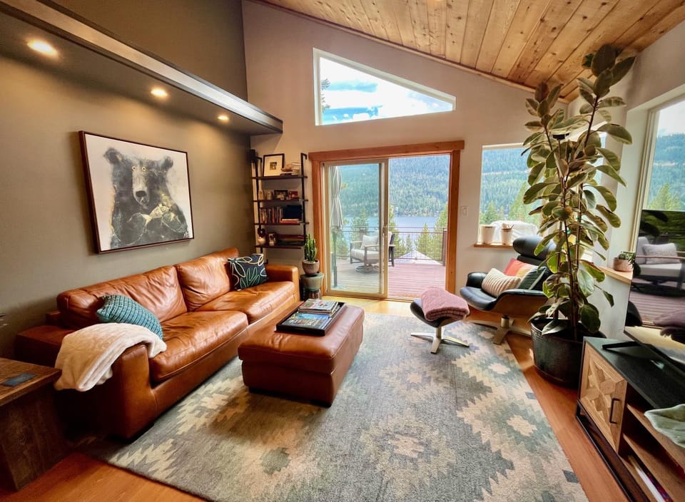 TV and multimedia, Living room, Decorative detail, Lake view, Mountain view, furniture