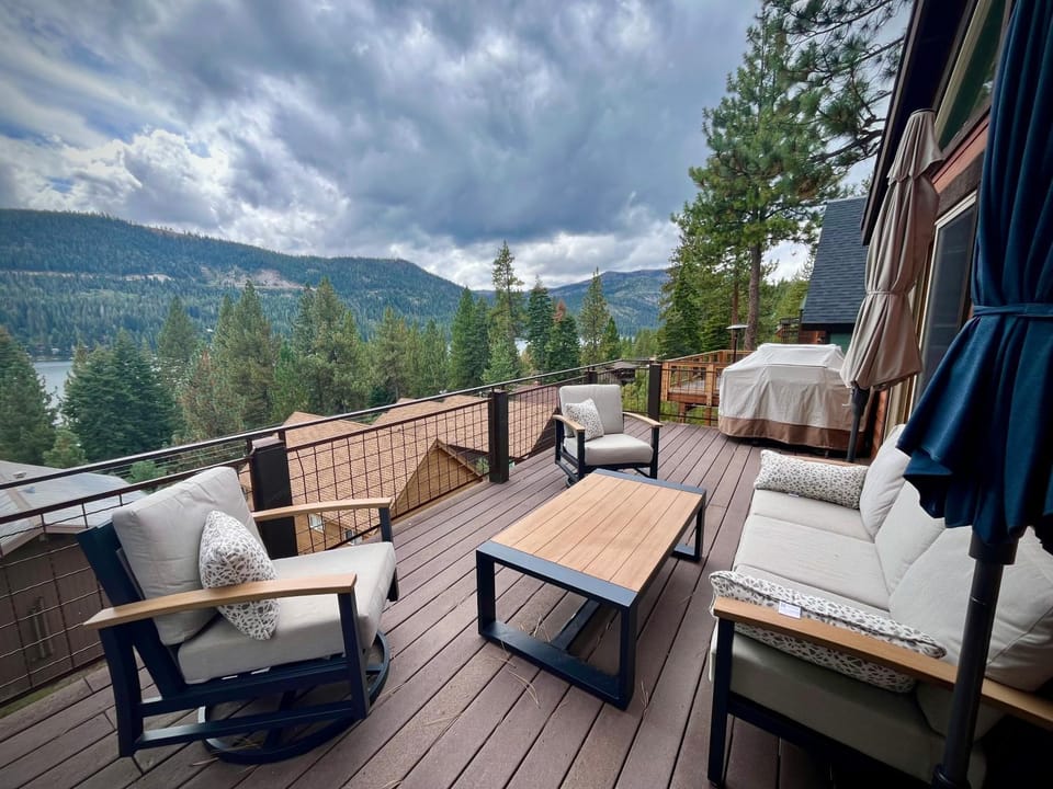 Natural landscape, BBQ facilities, Balcony/Terrace, Seating area, Lake view, Mountain view, furniture