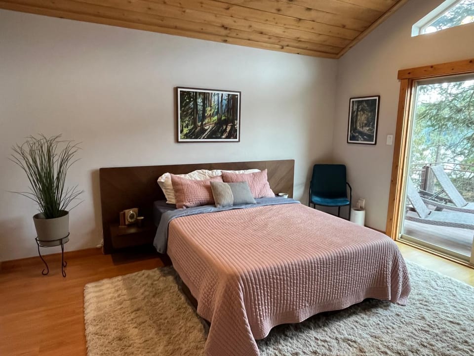 Decorative detail, Bedroom, Lake view, wardrobe