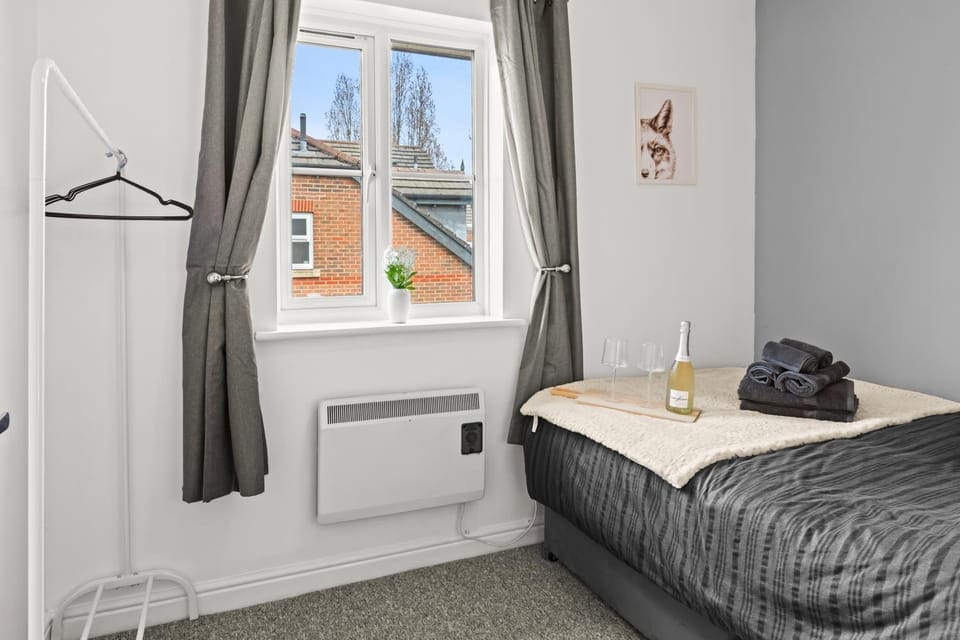 Bed, Bedroom, heating, towels, wardrobe