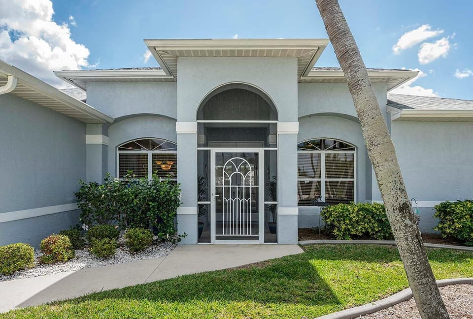 A Shore Thing - Direct Gulf Access Southern Facing Villa Villa in Cape Coral